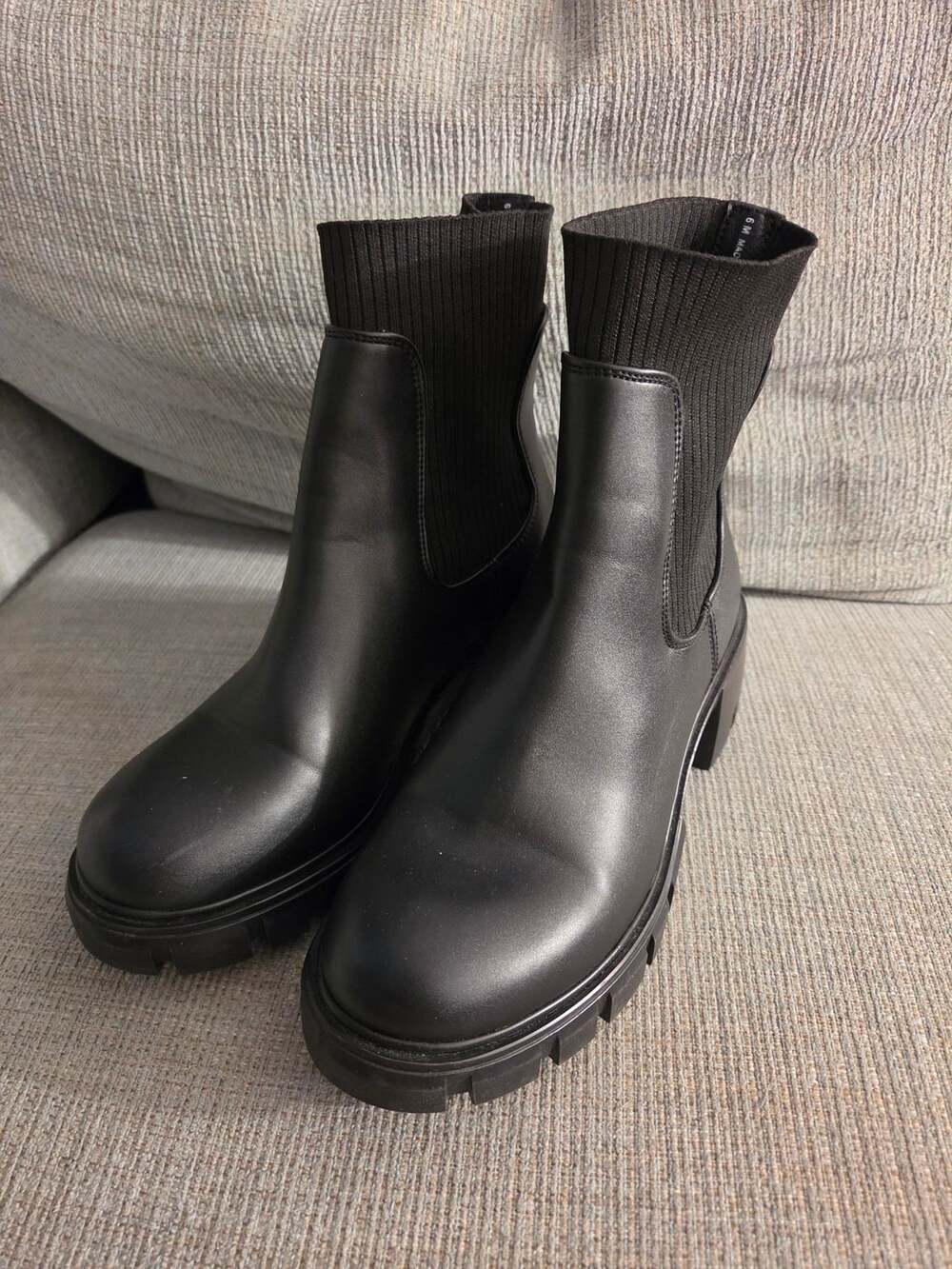 Steve Madden Hayle Chelsea Boot Size 6M Black Lug Sole Ankle Booties